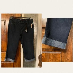 🆕 Capri jeans with sparkle mini “studs” on the cuffs